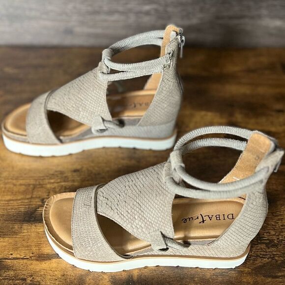 Diba True Women's Green Clover Cushioned Low Wedge Sandal in Taupe. Size 6. New! - Picture 9 of 16